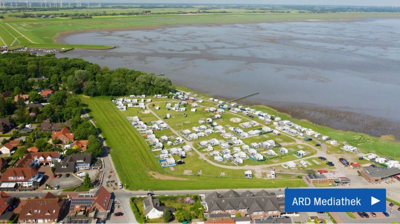 Luftbild des Campingplatzes mit Linkbutton zur ARD Mediathek